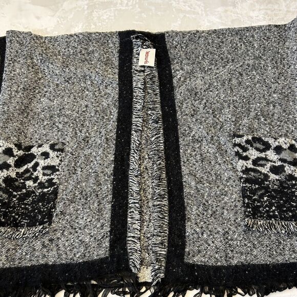 Steve Madden Women's Ruana Wrap One Size Black Kimono Pockets Fringed NWT - Picture 1 of 7